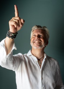 Reinard Pannekeet wijst omhoog