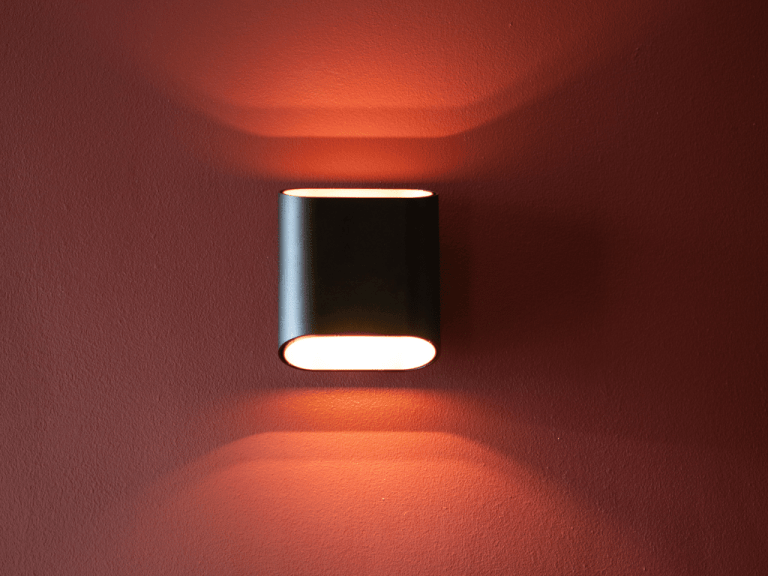 Modular wandlamp op rode muur, door Reinard Pannekeet