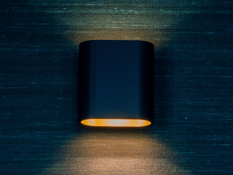 Modular wandlamp op donkerblauwe muur, door Reinard Pannekeet